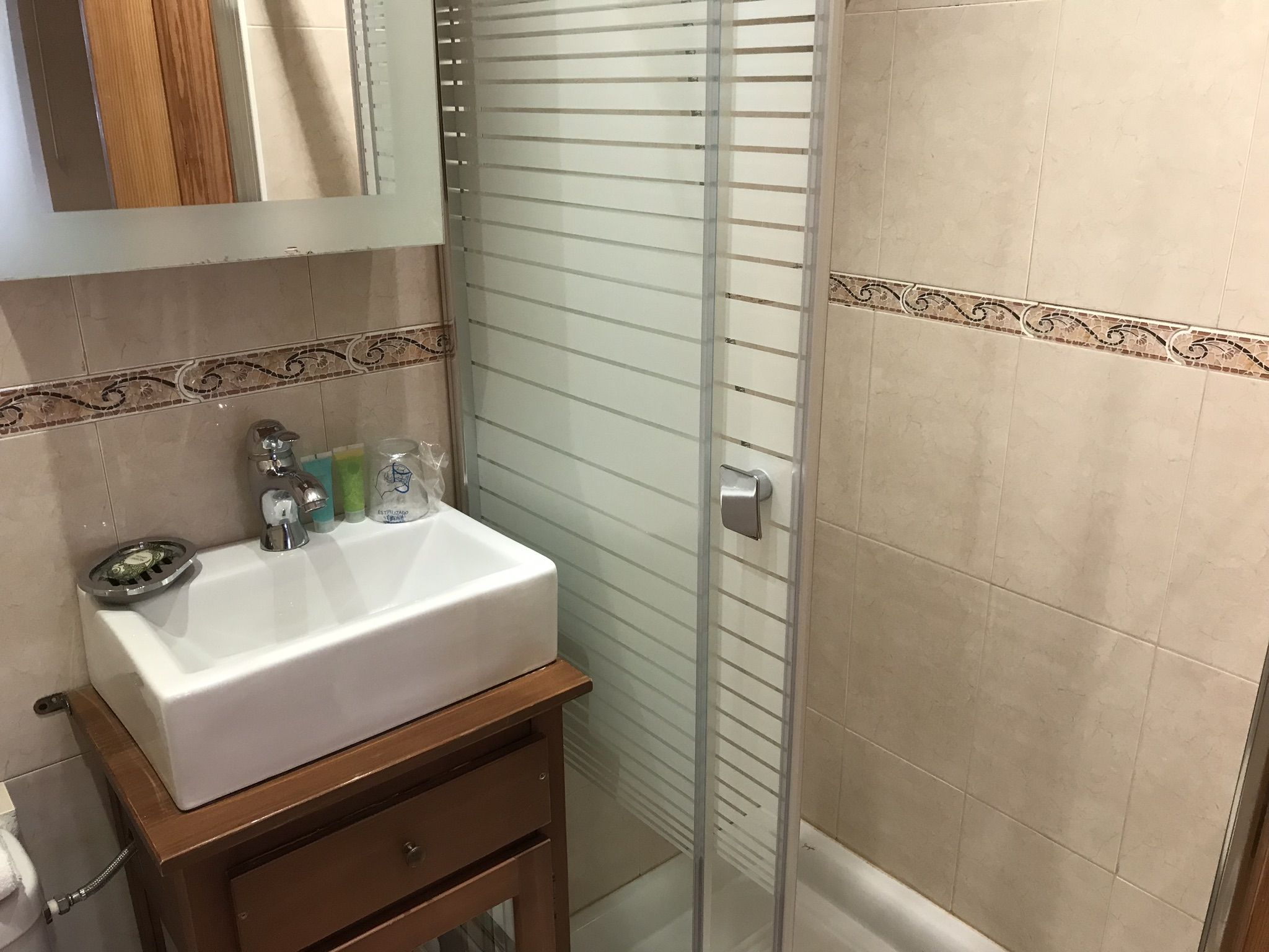 baño de Habitación Individual. Hotel en Castro Urdiales barato