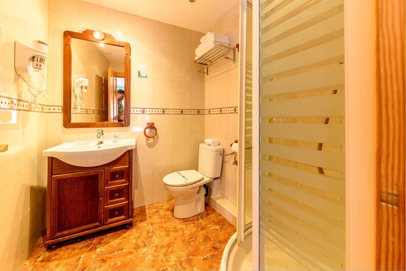 Baño Habitación Cuadruple en hotel Castro Urdiales cocina